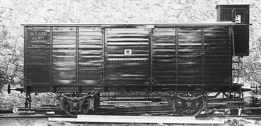 gedeckter Güterwagen, mit gekürztem Flachdach-Bremserhaus, mit Scheibenradsätzen